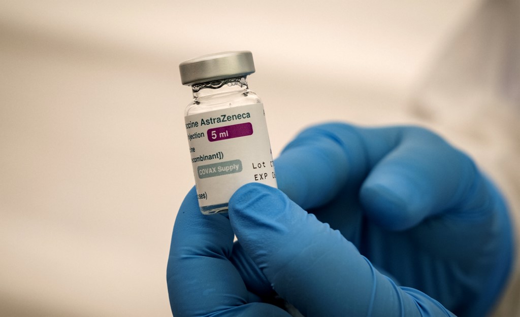 Frasco de la vacuna de AstraZeneca (AFP)