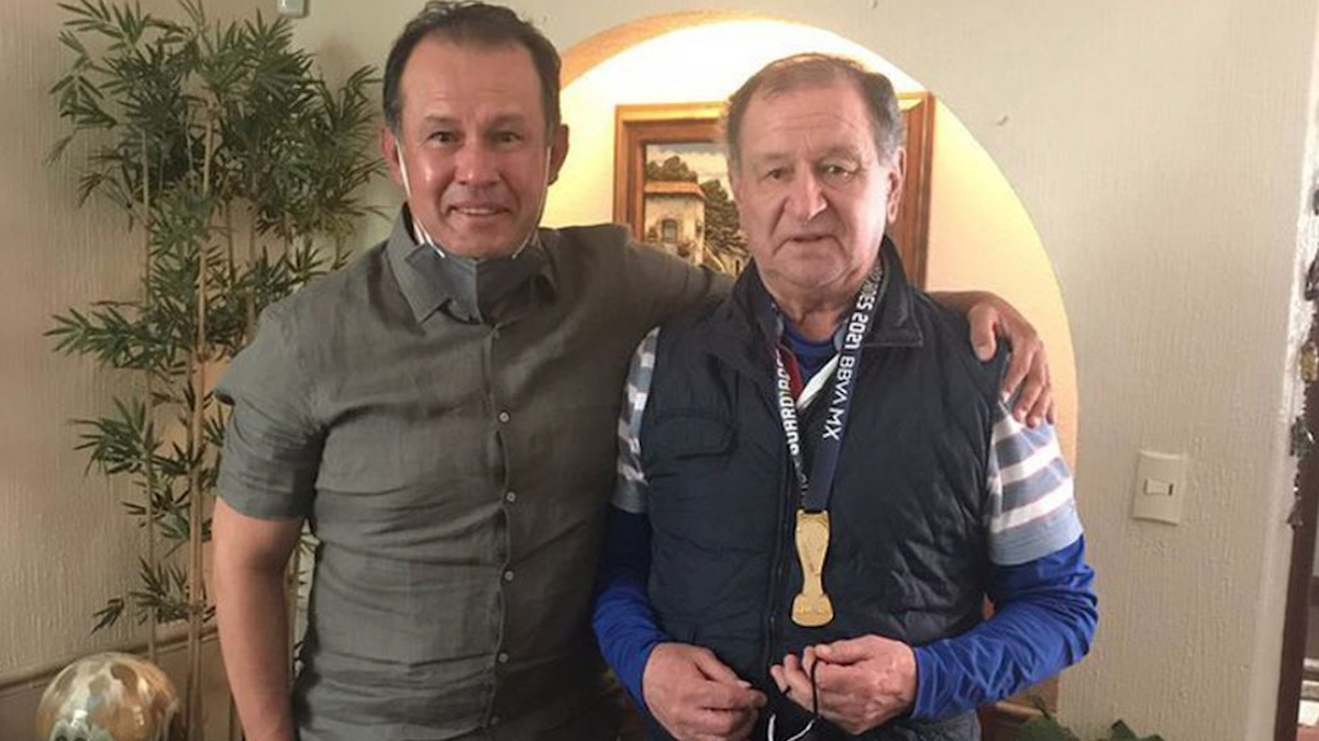 Juan Reynoso cumple su promesa y regala su medalla