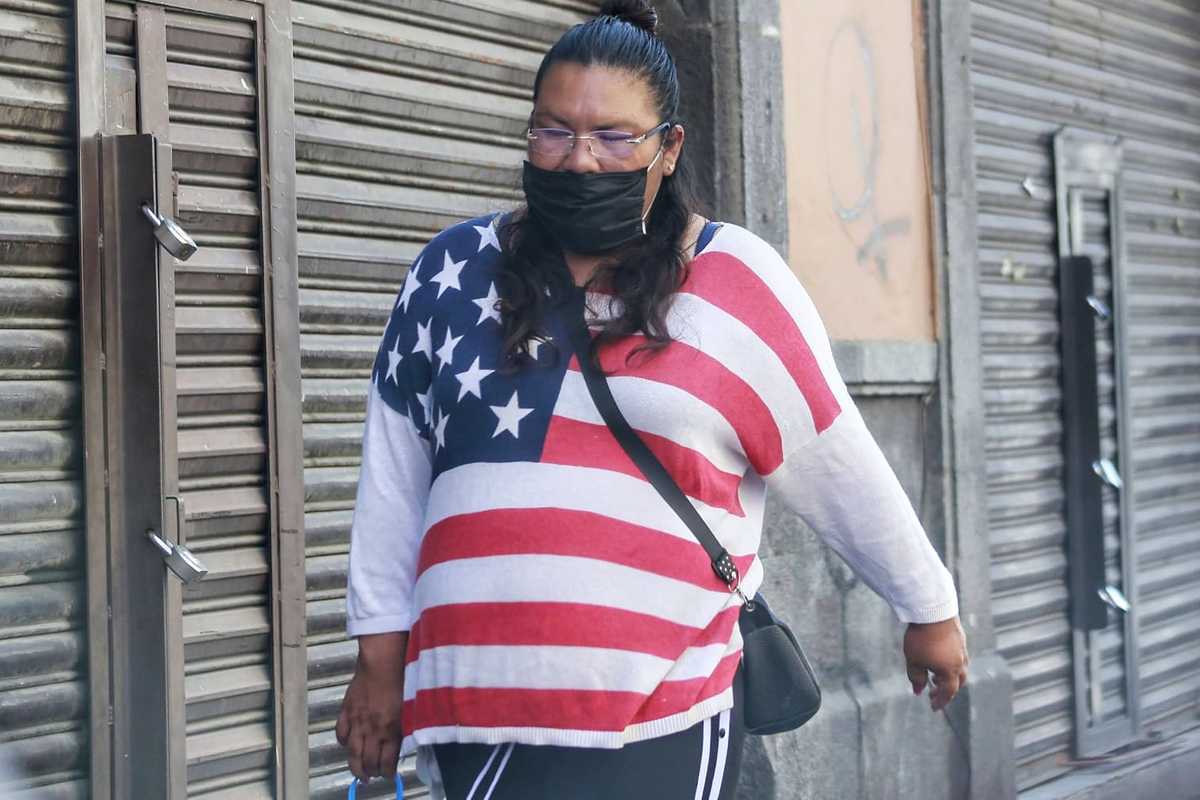 Una mujer camina en las calles del Centro Histórico. (Andrés Lobato)