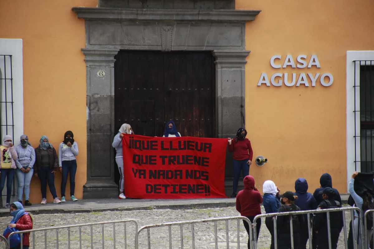 Normalistas de Teteles de Ávila Castillo se manifiestan en Casa Aguayo. (Andrés Lobato)