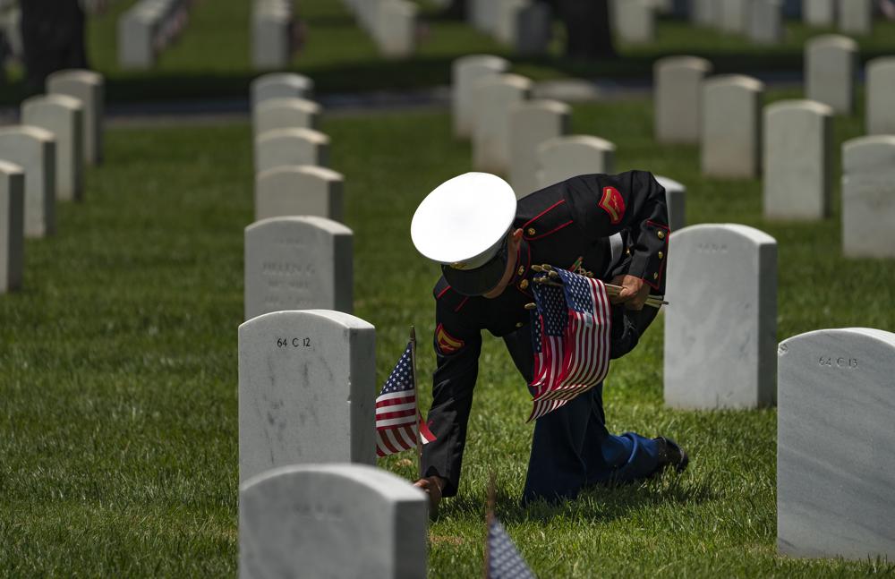 Roban bandera de EEUU de cementerio de veteranos en California. / Fotografía: AP.