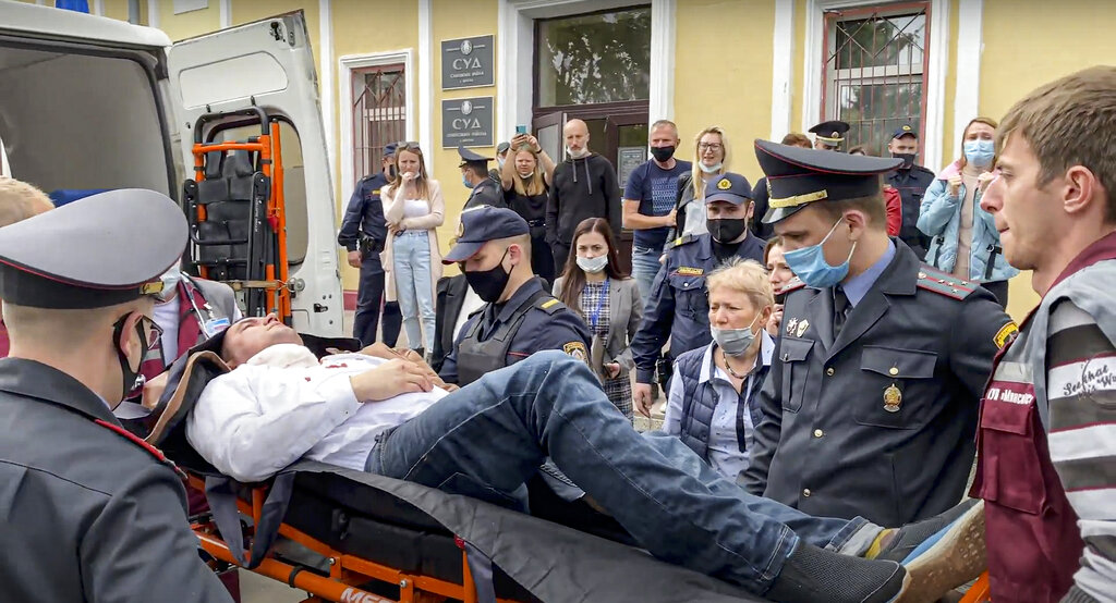 Stepan Latypov fue trasladado inconsciente, según organizaciones. | AP