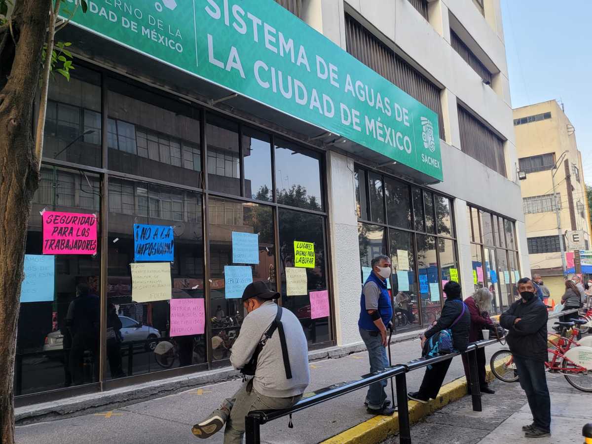Trabajadores del Sistema de Aguas de la CDMX se manifiestan al exterior de las oficinas