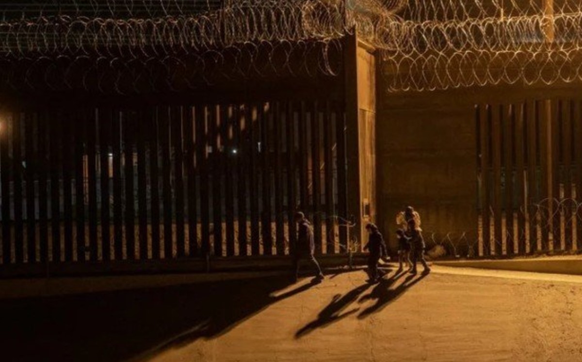 "¡No te vayas!", la súplica de un niño abandonado en la frontera México-EU. (Captura)