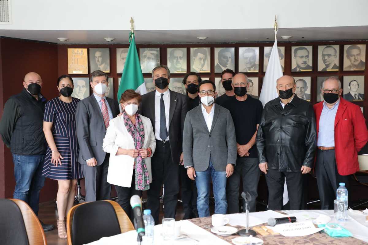 Víctor Hugo Romo presentó su propuesta en el Colegio de Arquitectos. (Especial)
