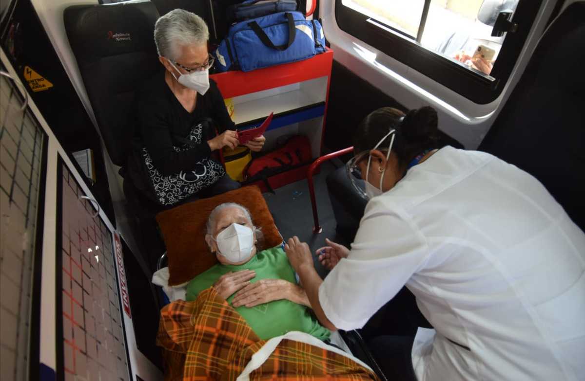 Victoria Juliana Reyes Monterrubio, de 106 años de edad, recibió en Atotonilco de Tula su segunda dosis de la vacuna contra covid-19. (Francisco Ville