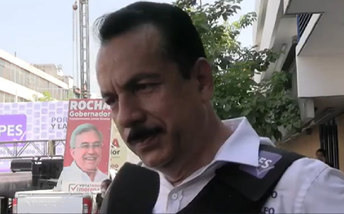 Arnulfo Mendoza usa un chaleco antibalas durante sus eventos de campaña. (Fanny MartíneZ)
