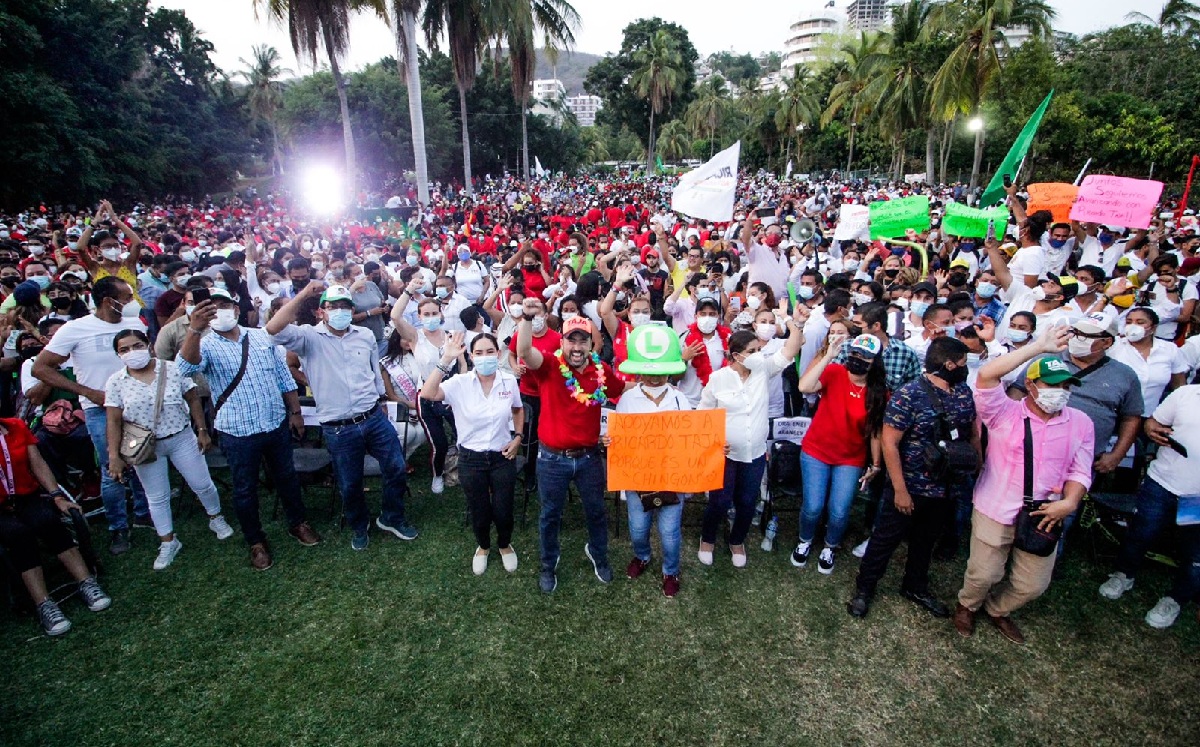 Decenas de jóvenes acompañaron al candidato para refrendar su apoyo a la presidencia de Acapulco. (Especial)