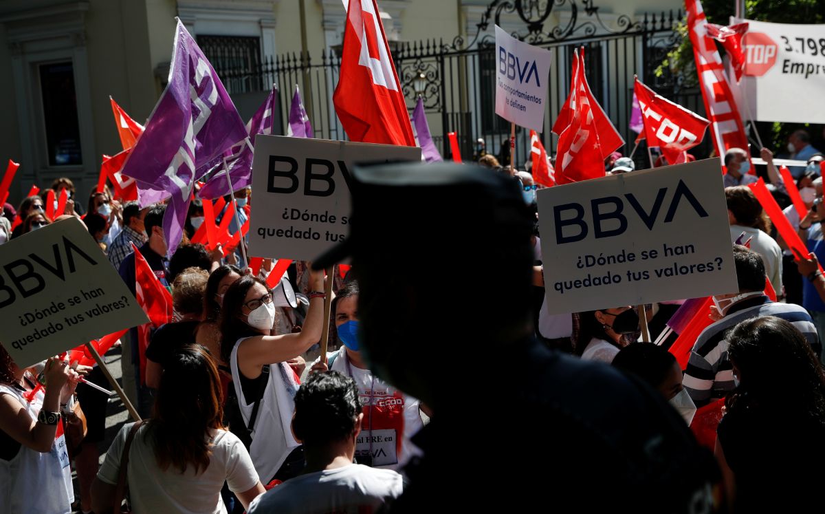 Gente protesta contra planes de BBVA, el segundo mayor banco de España, para reducir su personal, en Madrid, España. Foto: Reuters