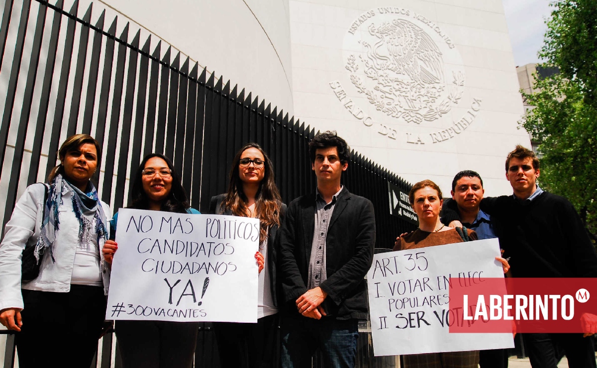 Jóvenes de la sociedad civil organizada se manifiestan de forma pacífica frente a la Cámara de Senadores. (Nicolás Tavira | Notimex)