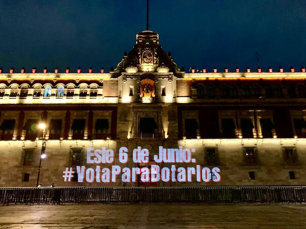 El mensaje fue presuntamente proyectado en la fachada del monumento | Twitter/@gdehoyoswalther