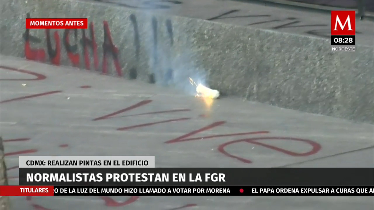 Normalistas de Ayotzinapa y Chiapas lanzan petardos en la FGR