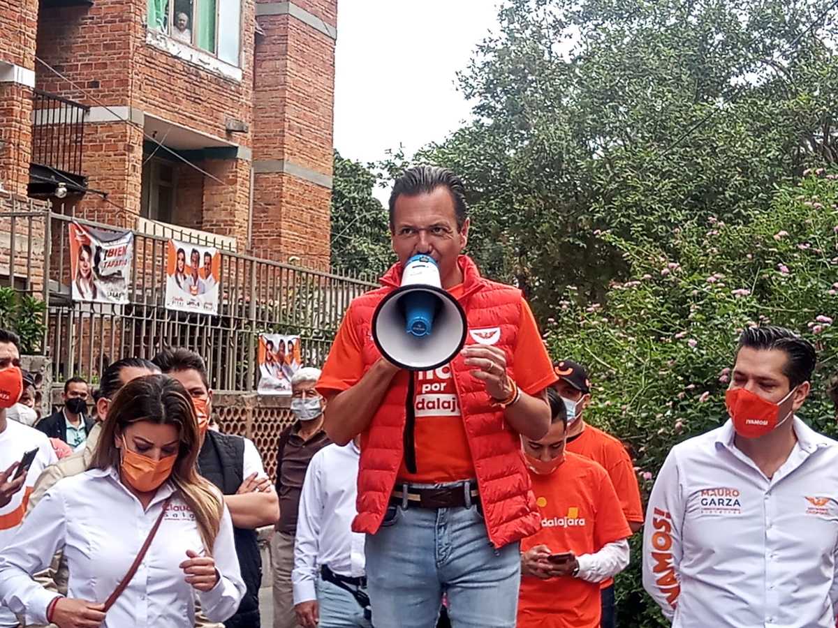 Pablo Lemus visita colonias de Guadalajara (Roberto Hurtado)