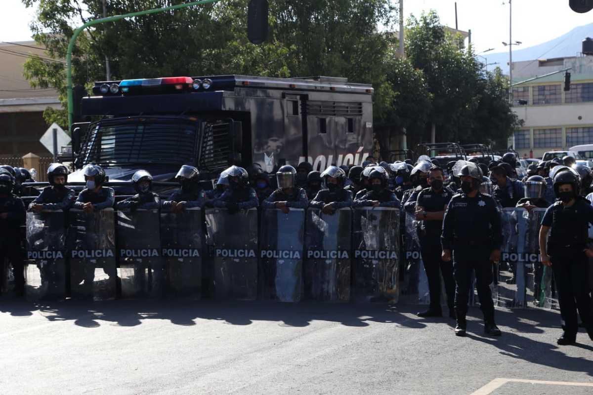 Policías de Hidalgo durante el enfrentamiento contra pobladores de Xuchitlán, San Salvador. (Jorge Sánchez)
