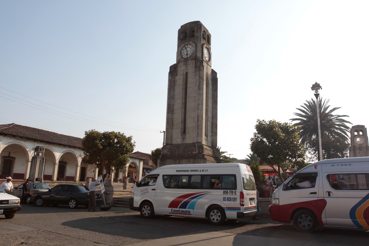Reloj monumental de la plaza principal de Acaxochitlán