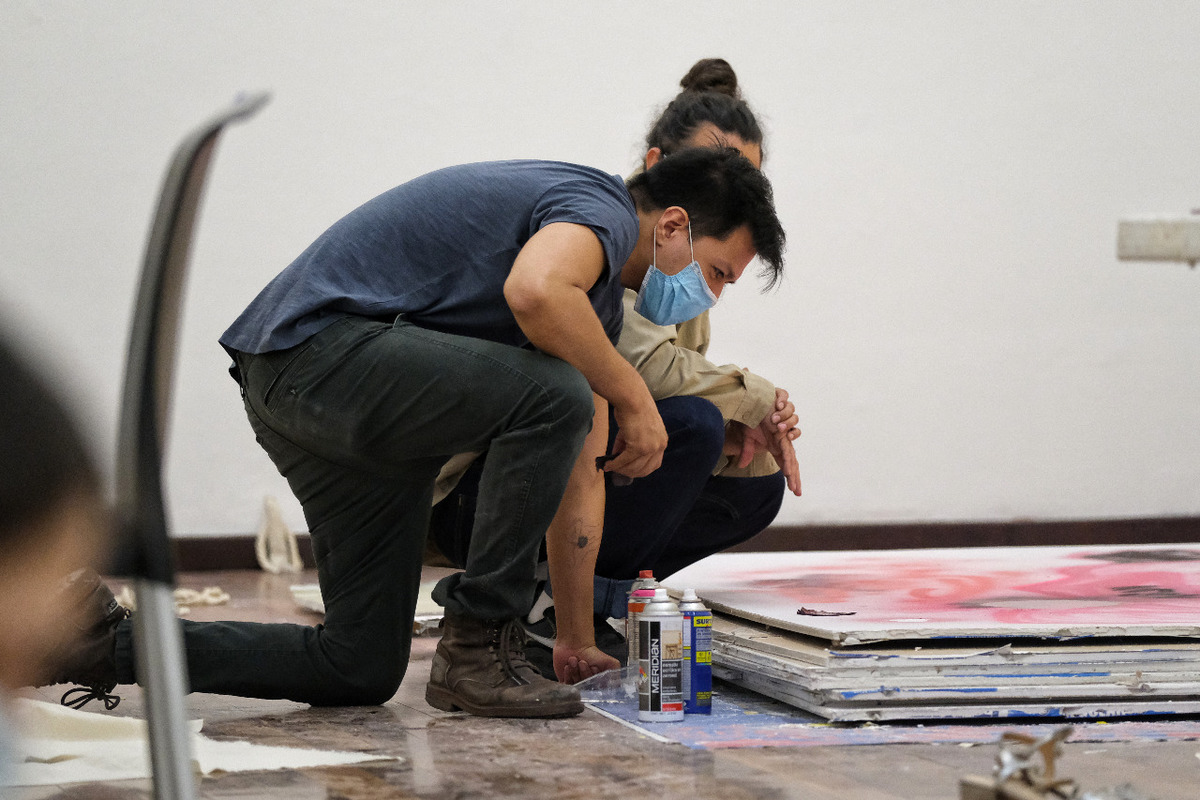 Artistas participantes durante la elaboración de las piezas. (CORTESÍA)