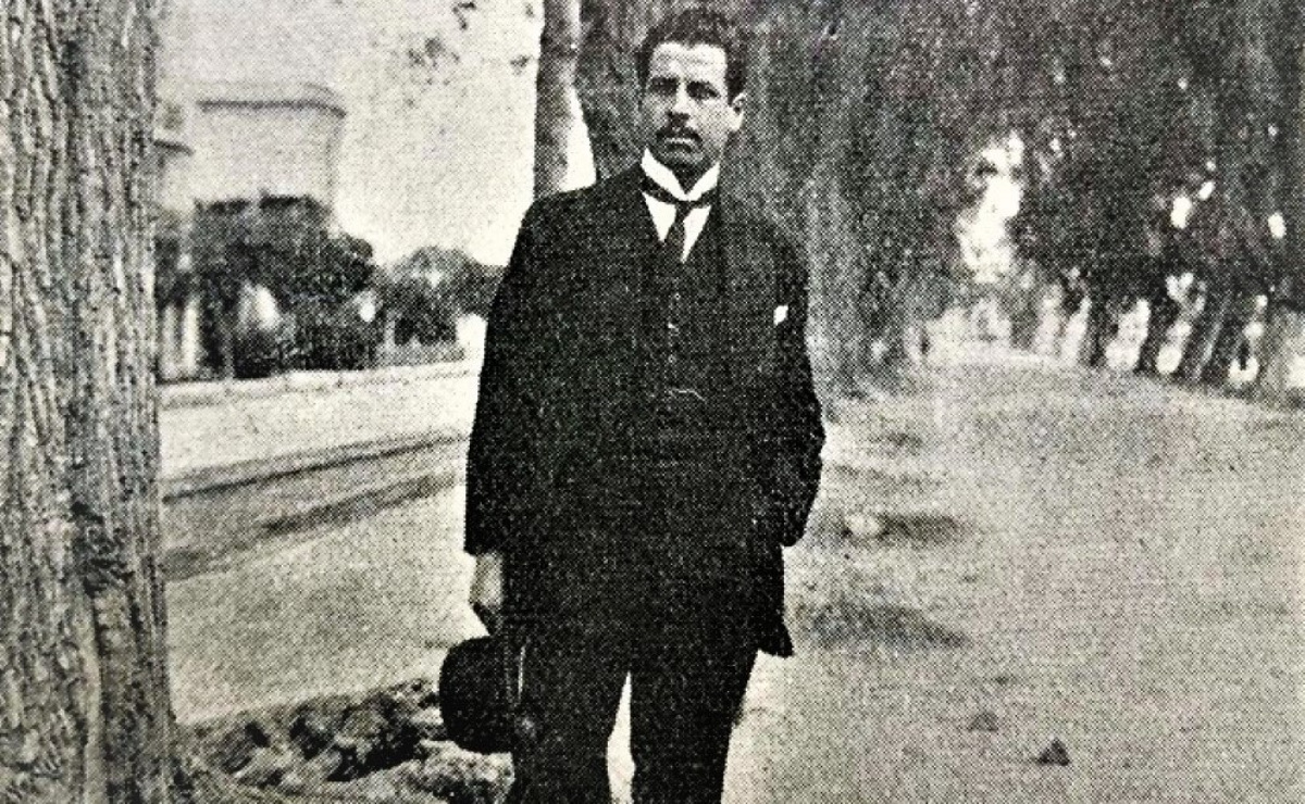El escritor en la Avenida Jalisco, hoy Álvaro Obregón, en Ciudad de México. (Foto: Revista Vida Moderna)