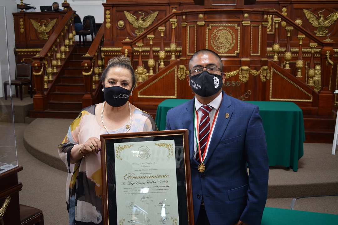 El ingeniero Hugo Ernesto Cuellar Carreón recibió la Medalla al Mérito Docente. (Cortesía)