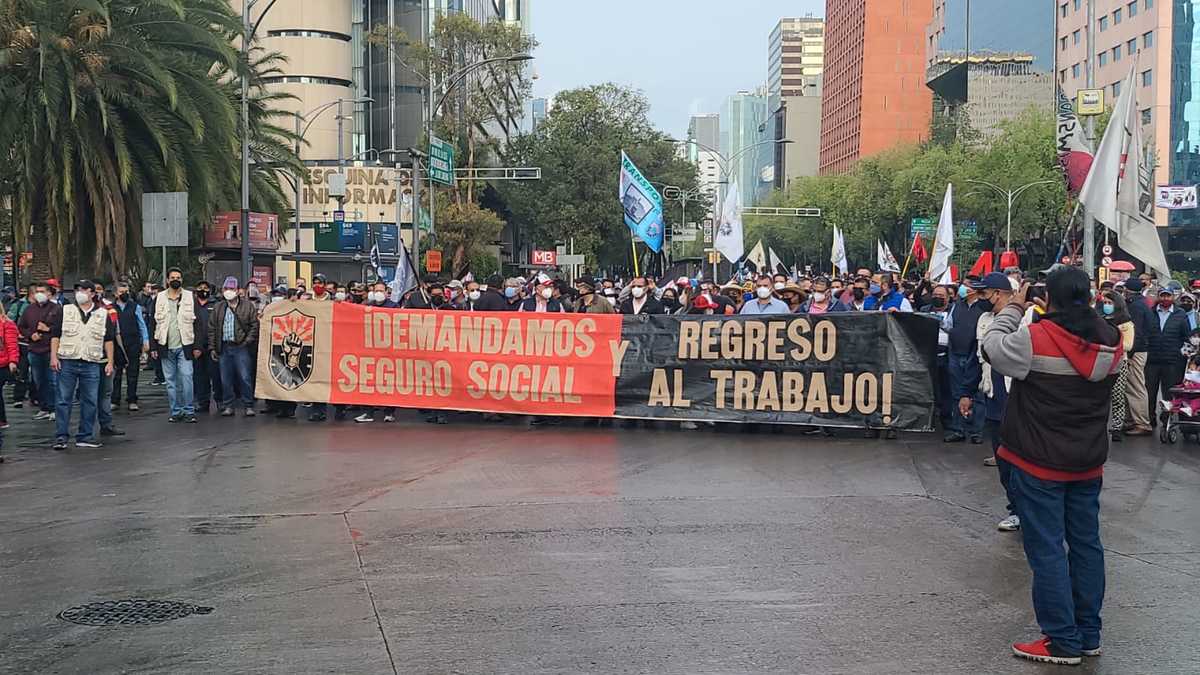 Integrantes del SME y la ANUEE, se manifiestan al exterior del edificio de la CFE (César Velázquez)
