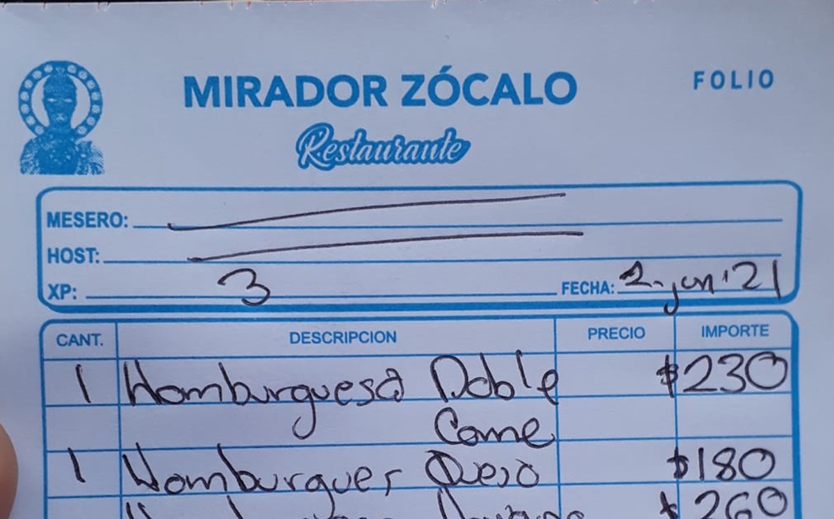 Mujer denuncia fue víctima de estafa en terraza de Zócalo de CdMx. (Especial)