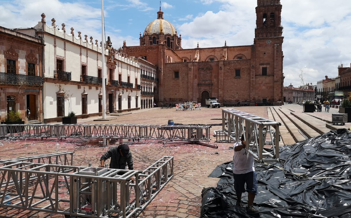 En la Plaza de Armas Zacatecas retiran estructuras metálicas. | Fernando Damián.