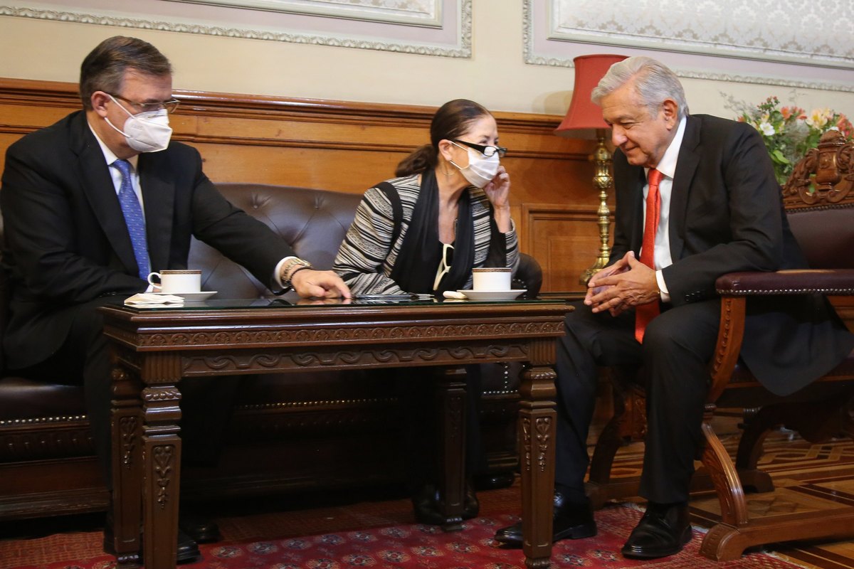 El presidente Andrés Manuel López Obrador durante llamada con Kamala Harris. (Twitter)