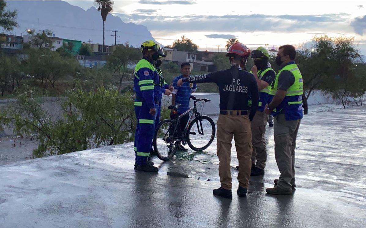 Rescatan a adolescente que fue arrastrado por la corriente en Santa Catarina. Foto: Especial