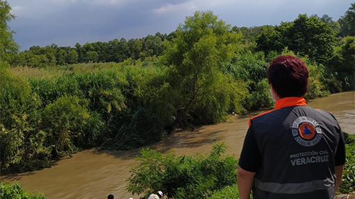 En Veracruz, rescatan a 12 personas que quedaron atrapadas en ríos