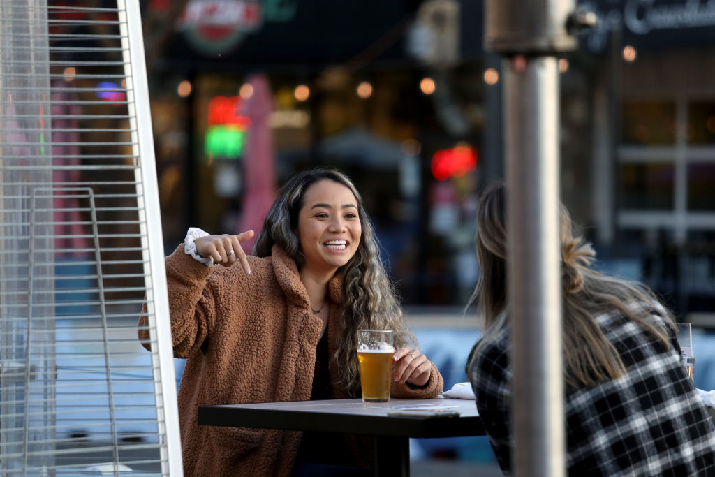 Bares seguirán aliándose con restaurantes y otros negocios para recuperar sus ganancias perdidas por covid-19. / Getty Images.