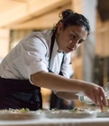 El interés de la chef por la cocina nació después de ver a su abuela Tina cocinar. Tras comenzar sus estudios en Gastronomía, la chef viajó a España y Nueva Zelanda donde adquirió experiencia que actualmente se ve reflejada en los platillos de NISS Cocina