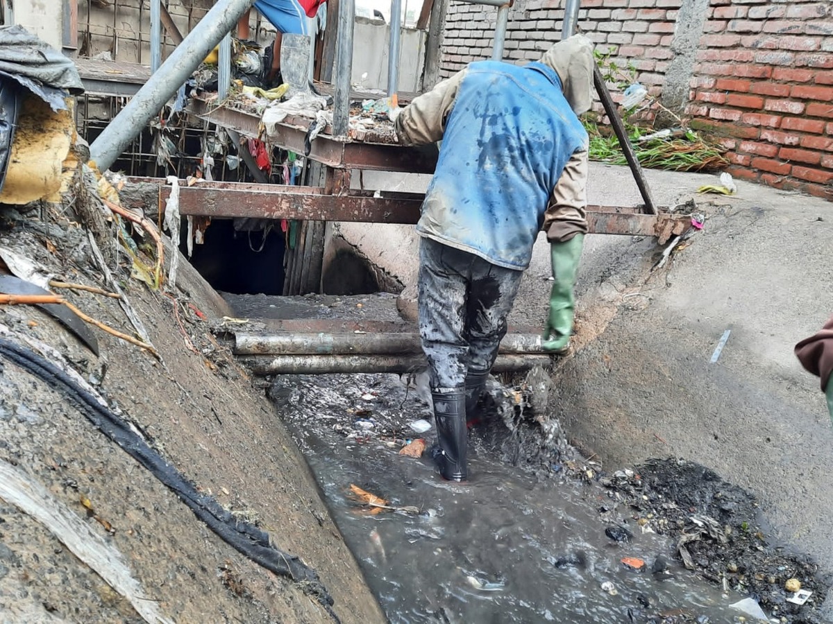 Desazolvaron redes de drenaje en diferentes zonas del municipio, luego de las anegaciones.