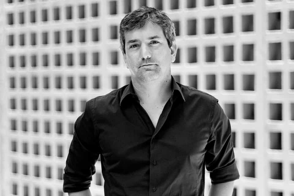 El escritor pide que su novela se distribuya en Sanbrons. (Twitter)
