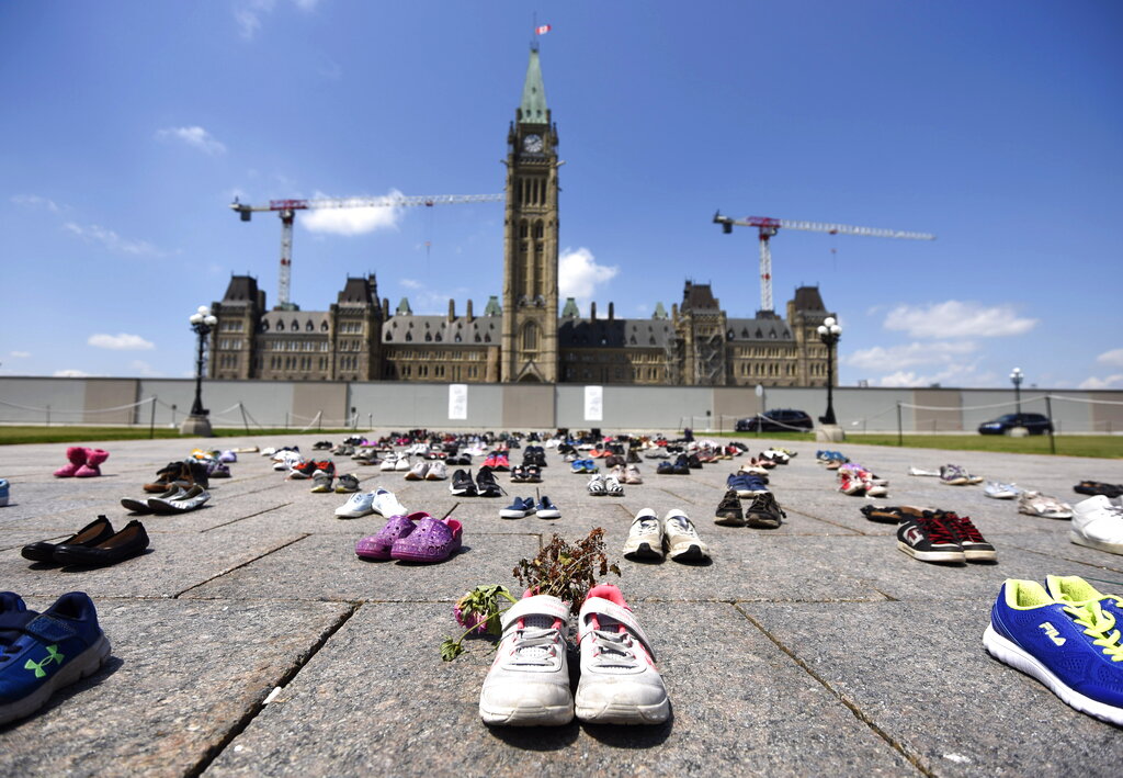 El hallazgo de las fosas ha generado polémica por el pasado de Canadá. (AP)