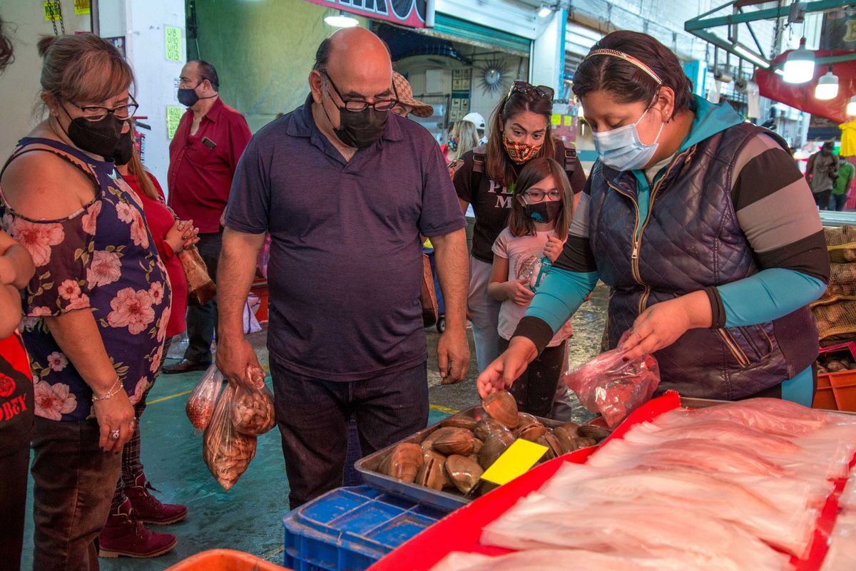 Pescados y mariscos en diversas especies se ofrecen a la venta.