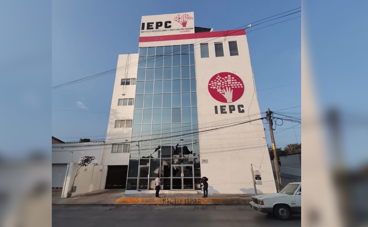 El primer piso y la entrada del Instituto Electoral de Chiapas fueron afectados por normalistas. (Especial)