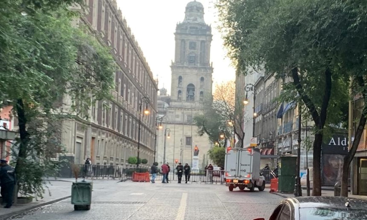 La SSC cerró los accesos al Zócalo de CdMx. | Ramón Ramírez