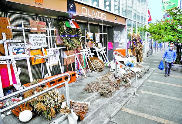 Vecinos de la zona instalaron una ofrenda en la estación Los Olivos. efe