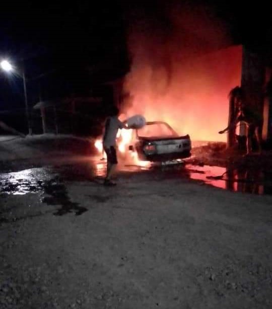 Vehículos incendiados durante la noche en Llera.