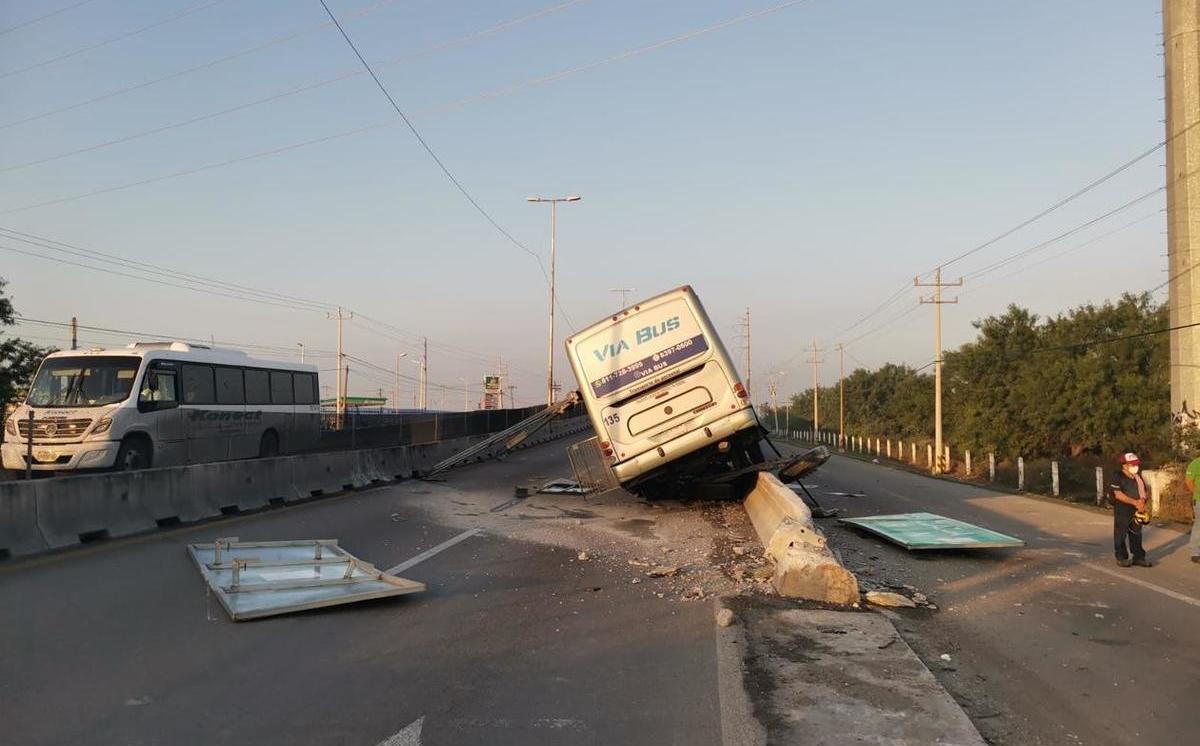 Transporte de personal choca contra poste y sube a muro de contención ...