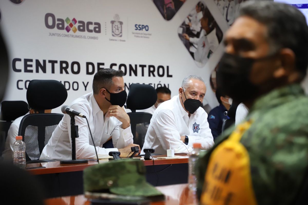 El gobernador Alejandro Murat superviso las actividades del centro de mando. (Especial)