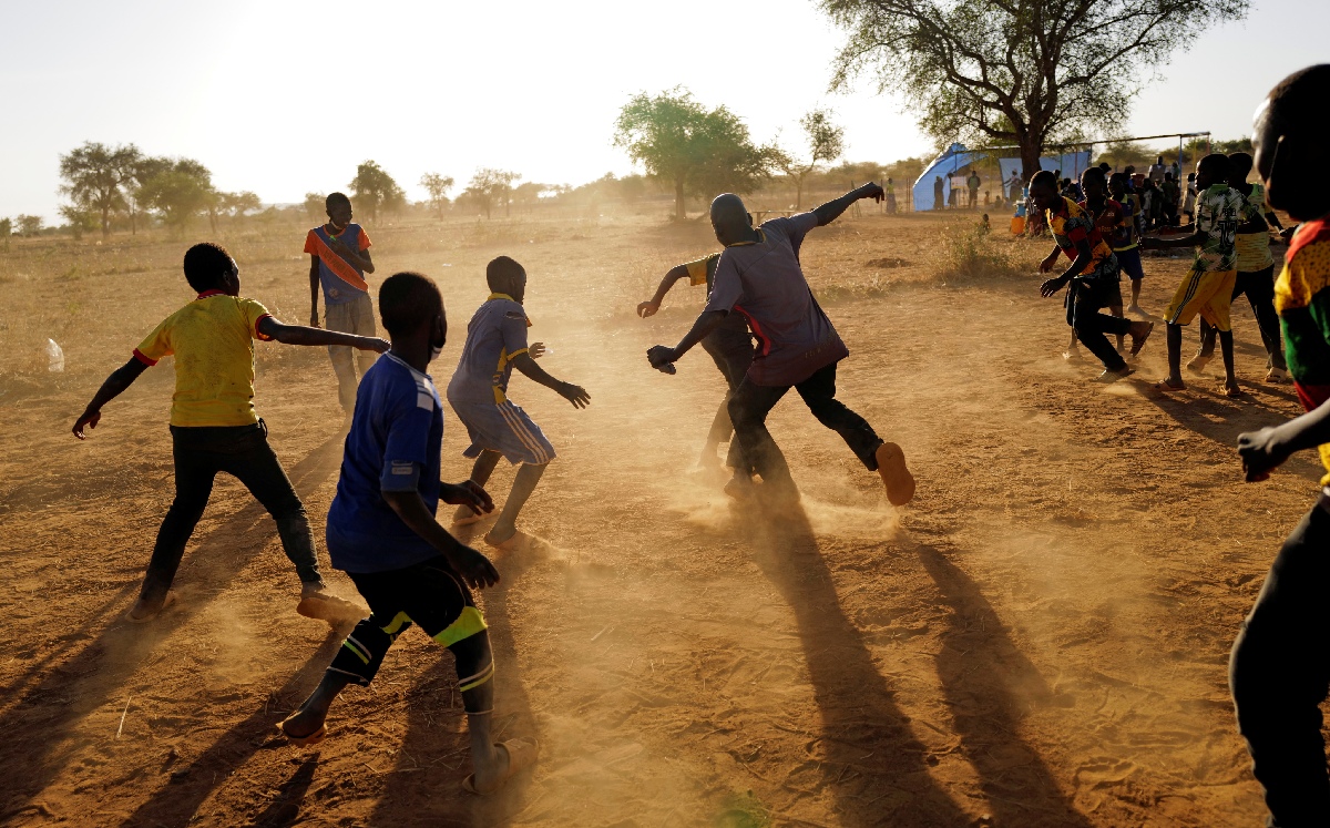 Niños que huyeron de los ataques armados juegan en un campamento para desplazados en Burkina Faso. (Reuters)