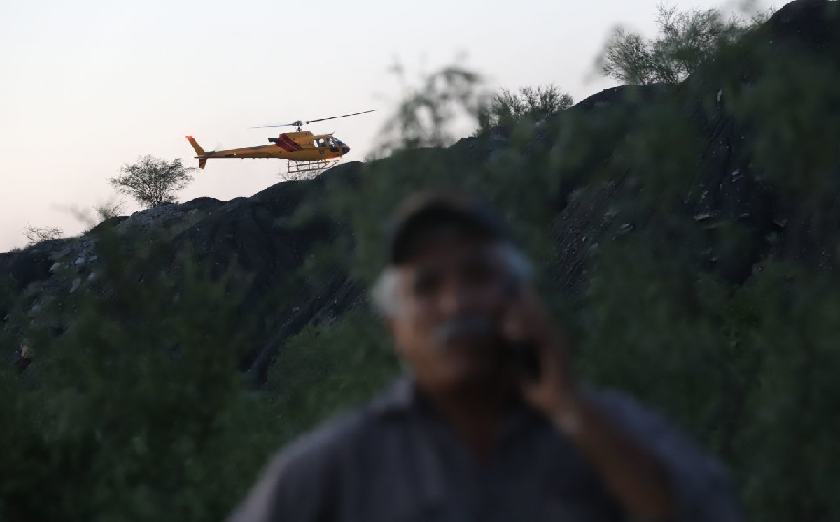 Se han preparado equipos de rescate y transporte cerca de la mina en Múzquiz. (Cuartoscuro)