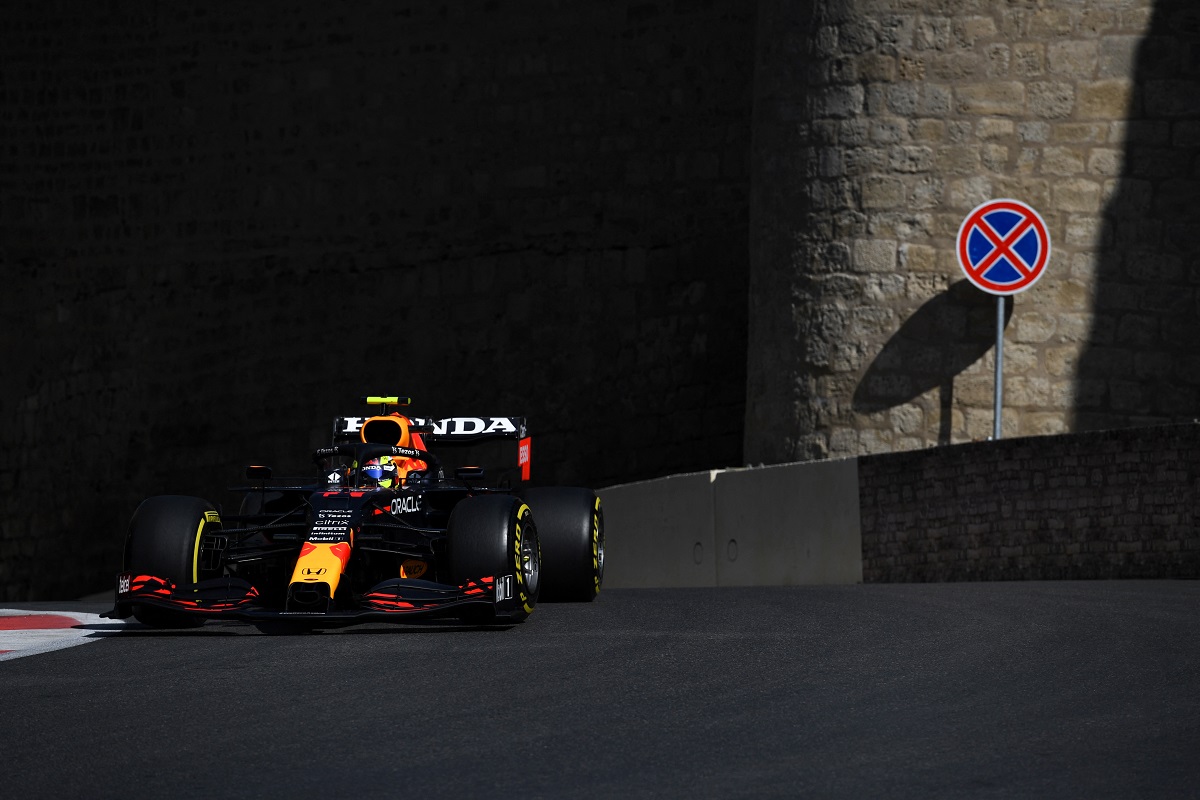 Sergio Pérez durante las pruebas del GP de Azerbaiyán (AFP)