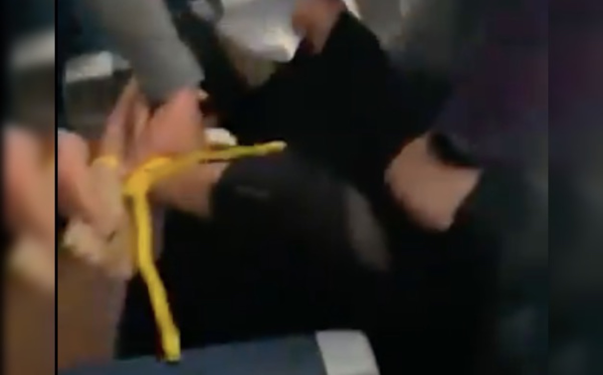 En video grabados por los pasajeros se aprecia cómo sometieron al hombre. (Captura)
