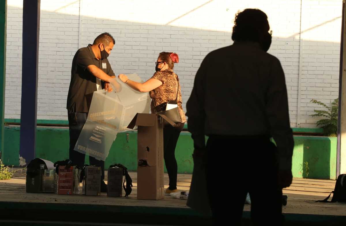 Abren casillas para votar en Nuevo León. Foto: Roberto Alanís.