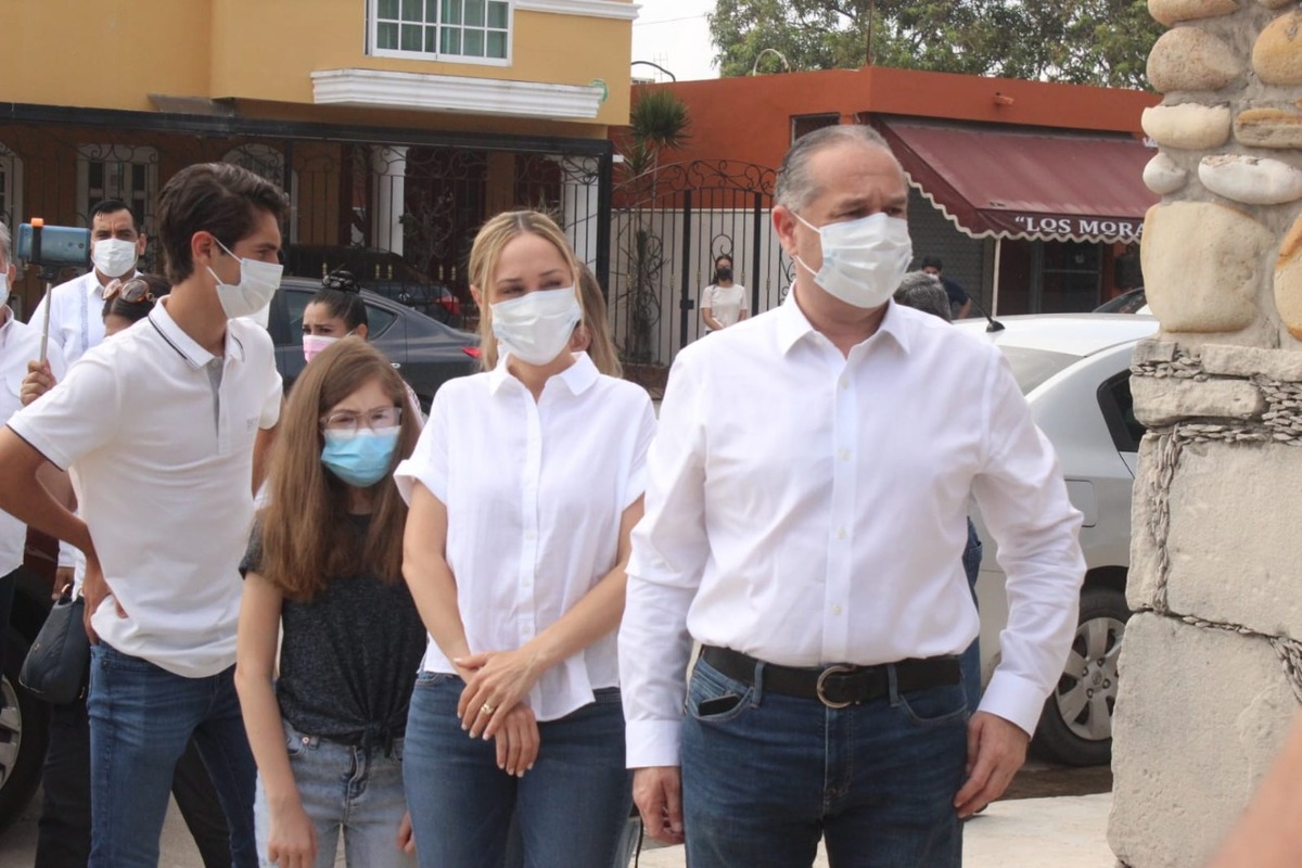 El candidato a la alcaldía de Ciudad Madero por Morena, Adrián Oseguera Kernion, junto a su espose e hijos.