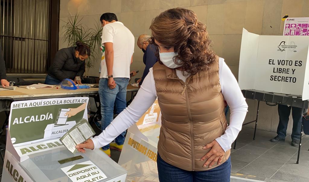 Dolores Padiera, aspirante de Morena a la alcaldía Cuauhtémoc, ejerció su derecho al voto. (Azucena Rangel)