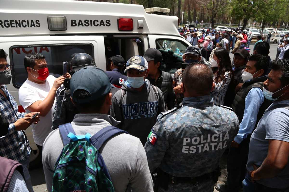 Enfrentamiento entre pobladores de Xuchitlán y fuerzas policiacas. (Jorge Sánchez)