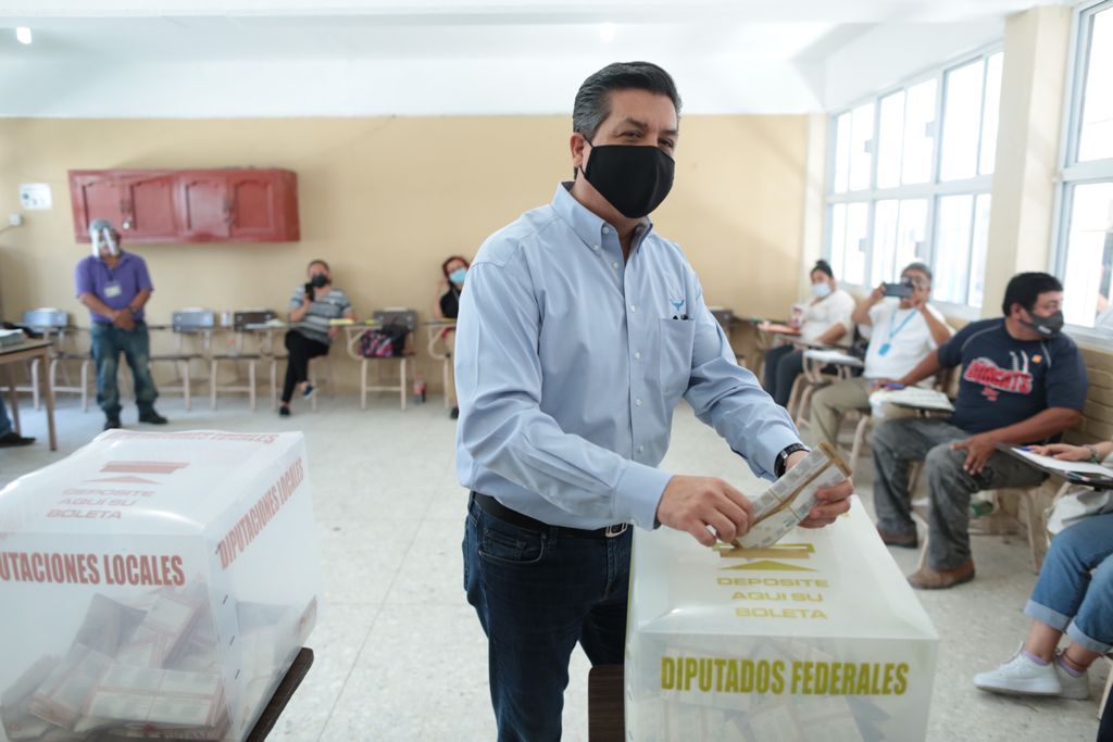 Francisco García Cabeza de Vaca, gobernador de Tamaulipas, vota en Reynosa. (Cortesía)
