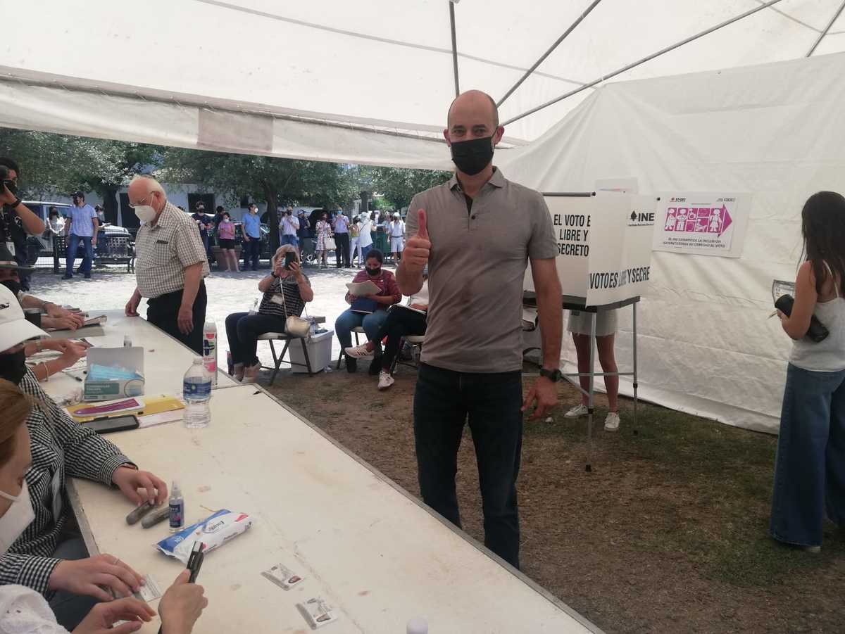 El candidato independiente a la alcaldía de San Pedro Garza García, Miguel Treviño de Hoyos, emitió su voto este domingo después de 40 minutos de hacer fila.